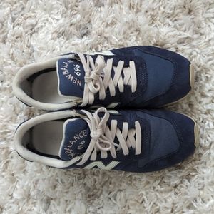 New balance navy and white